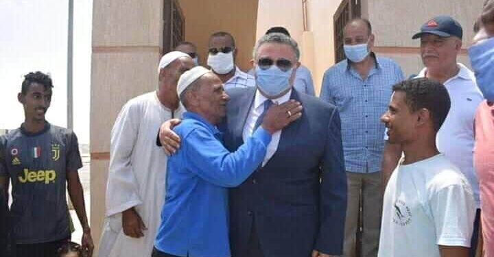 شعراوي”يتلقى تقريرا من محافظ البحر الأحمر عن بدء نقل قاطني جبل العفش إلى بديل العشوائيات بالغردقة