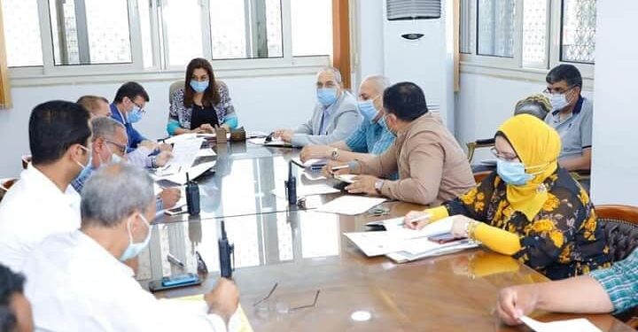 محافظ دمياط تستكمل متابعتها لملف التصالح فى بعض المخالفات