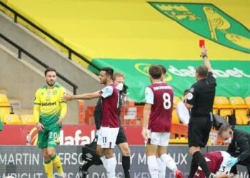 بيرنلي يهزم نوريتش سيتي بهدفين دون مقابل