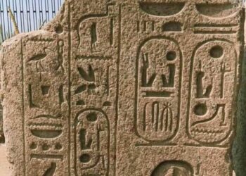 كشف آثريون عددا من البلوكات الحجرية المنقوشة والتماثيل الأثرية