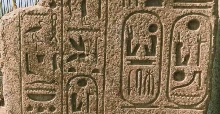 كشف آثريون عددا من البلوكات الحجرية المنقوشة والتماثيل الأثرية