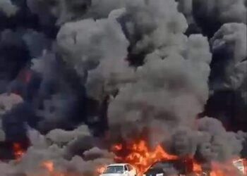 بالفيديو … تفحم 31 سياره وإصابة 7 أفراد