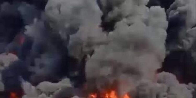 بالفيديو … تفحم 31 سياره وإصابة 7 أفراد
