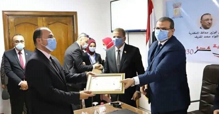 سعفان يكرم 8 من قدامي مديري القوي العاملة بالإسكندرية