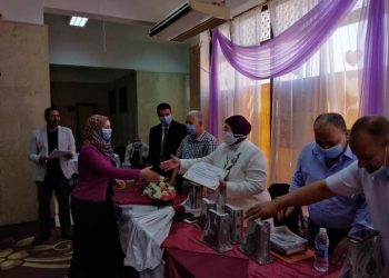 كشك تكرم وفاء احمد لأدائها المتميز في نجاح امتحانات الثانويه العامه