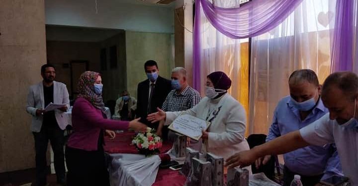 كشك تكرم وفاء احمد لأدائها المتميز في نجاح امتحانات الثانويه العامه