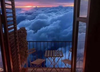 جلسة فوق السحاب