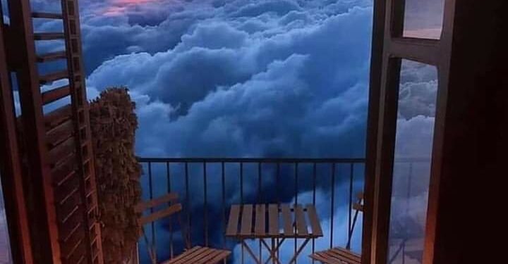 جلسة فوق السحاب