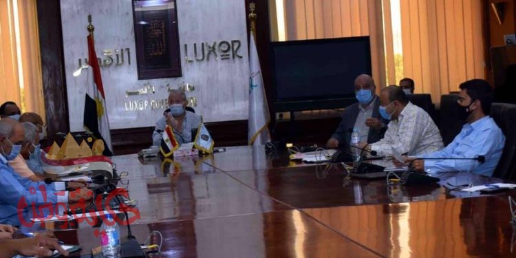 مصطفى ألهم يعقد اجتماعا موسعا مع مسؤولي المحافظة لمتابعة طلبات التصالح في مخالفات البناء للمواطنين