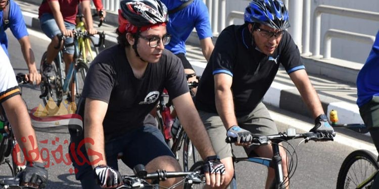 “اشرف صبحى” يشارك ٥٠٠ متسابق من الشباب في ماراثون الدراجات الهوائية