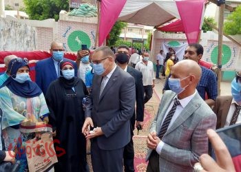 محافظ الشرقية يرافقه وكيل وزارة الصحة يتابع سير انتخابات مجلس الشيوخ في اليوم الأول