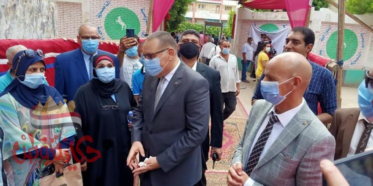 محافظ الشرقية يرافقه وكيل وزارة الصحة يتابع سير انتخابات مجلس الشيوخ في اليوم الأول