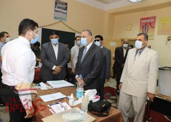 بالصور محافظ سوهاج يتفقد مقر اللجنة العامة وعددا من اللجان الفرعية للاطمئنان على سير العملية الانتخابية
