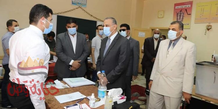 بالصور محافظ سوهاج يتفقد مقر اللجنة العامة وعددا من اللجان الفرعية للاطمئنان على سير العملية الانتخابية