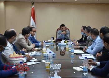 وزير الشباب والرياضة يبحث مع مساعديه والمعاونين استئناف الأنشطة وفعاليات اليوم العالمي للشباب