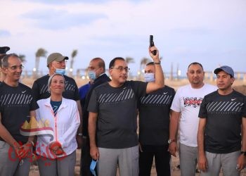 “مدبولي” يشارك الشباب سباق الدراجات ويلعب كرة طائرة وقدم