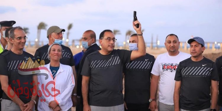 “مدبولي” يشارك الشباب سباق الدراجات ويلعب كرة طائرة وقدم