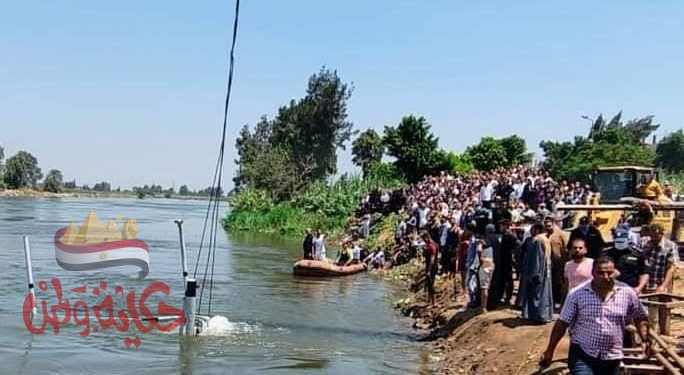 محافظ البحيرة يتفقد موقع المعدية الغارقة على الرياح البحيري أمام قرية دمشلي بكوم حمادة ويقرر صرف إعانة عاجلة لأسر الضحايا .