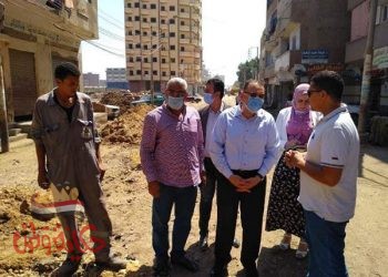 محافظ الشرقيه يتفقد أعمال تنفيذ مشروع الغاز الطبيعي بشارع الشهيد طيار بمدينة الزقازيق