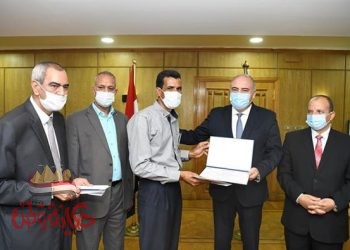 محافظ قنا يكرم عدد من مديري المدارس