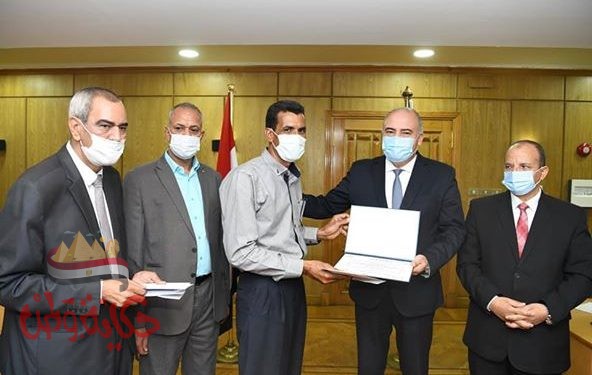 محافظ قنا يكرم عدد من مديري المدارس