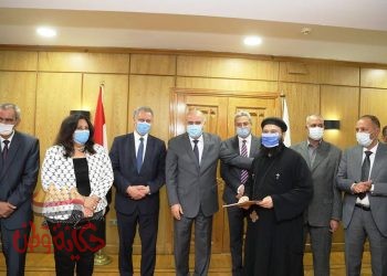 محافظ قنا يشهد تسليم 8 عقود لجمعيات أهلية لتنفيذ مشروعات للإقراض والتمويل متناهي الصغر