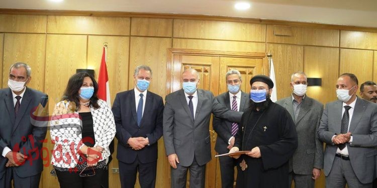 محافظ قنا يشهد تسليم 8 عقود لجمعيات أهلية لتنفيذ مشروعات للإقراض والتمويل متناهي الصغر