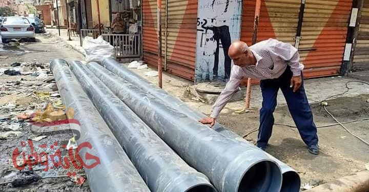 الغضبان : متابعة دورية لأعمال تركيب شبكة الصرف الصحي الجديدة بمنطقة شباب المدينة بالزهور