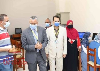 رئيس جامعة جنوب الوادى يتفقد معامل التنسيق الإلكترونى بالجامعة