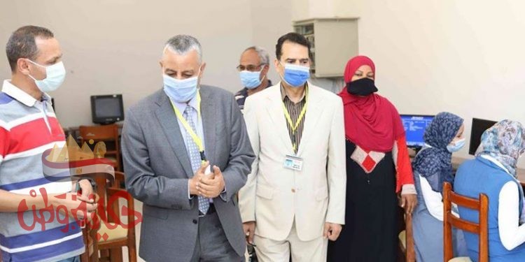 رئيس جامعة جنوب الوادى يتفقد معامل التنسيق الإلكترونى بالجامعة