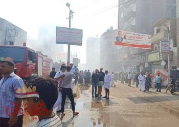 اندلاع حريق داخل مجموعة محلات من بينهم معرض كبير للملابس بكفر شكر