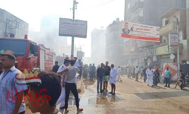 اندلاع حريق داخل مجموعة محلات من بينهم معرض كبير للملابس بكفر شكر