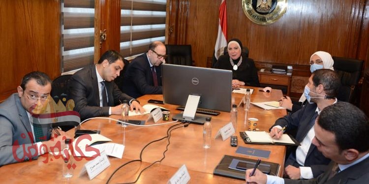 نيفين جامع تبحث مع أعضاء المجلس التصديرى للصناعات الدوائية والمستحضرات الطبية زيادة التصدير الخارجية