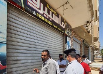 وسيم قنديل يغلق الكافيهات والمحلات التجارية المخالفه بمدينة طنطا