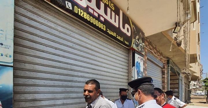 وسيم قنديل يغلق الكافيهات والمحلات التجارية المخالفه بمدينة طنطا