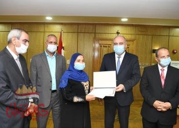 الداودي يكرم أول سيدة تمارس مهنة الجزارة بقنا