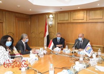 محافظ قنا يبحث دور جهاز تنمية المشروعات الصغيرة ومتناهية الصغر في توفير فرص عمل للشباب