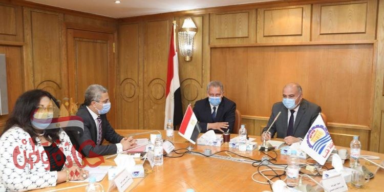 محافظ قنا يبحث دور جهاز تنمية المشروعات الصغيرة ومتناهية الصغر في توفير فرص عمل للشباب