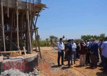 محافظ المنيا يتابع إنشاء محطتي الصرف الصحي بقريتين بمركز بني مزار