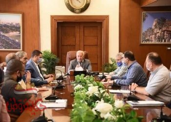 محافظ بورسعيد يتابع سير العمل بعدد من إدارات الديوان العام