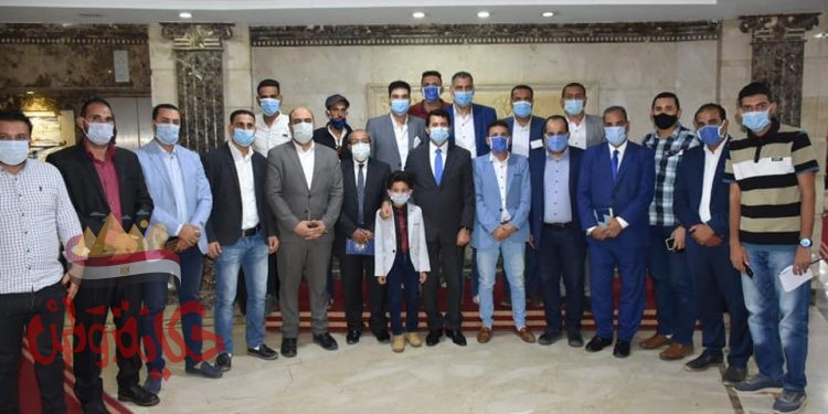 “صبحى ” يلتقي بمجموعة شباب من محافظة الشرقية