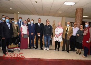 محافظ سوهاج يكرم أوائل الثانوية العامة على مستوى الجمهورية من أبناء المحافظة