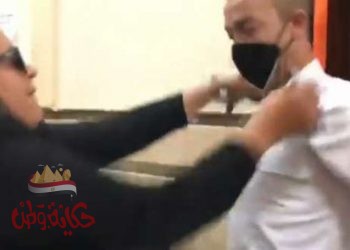 فيديو : سيدة تعتدى على ضابط بالمحكمة