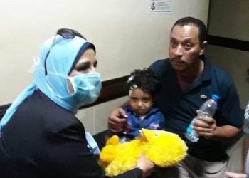 ماضي تقوم بزيارة الطفل الذي سقط في بيارة الصرف الصحي للاطمئنان على صحته بمستشفى كفرالشيخ