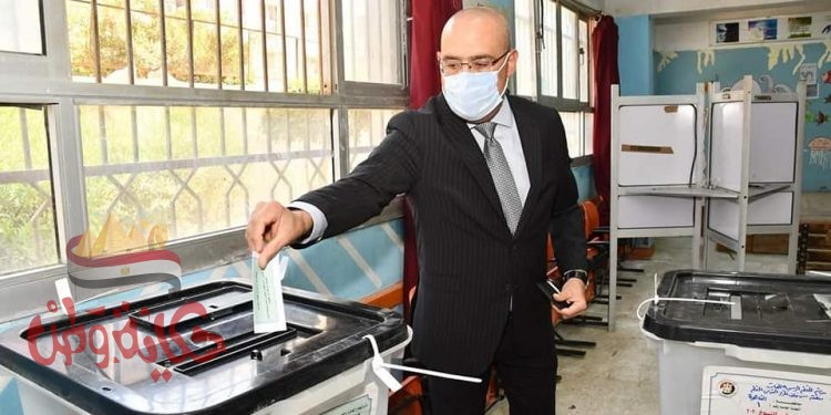 “الجزار” يُدلي بصوته فى انتخابات مجلس الشيوخ بمدرسة المقطم الرسمية لغات