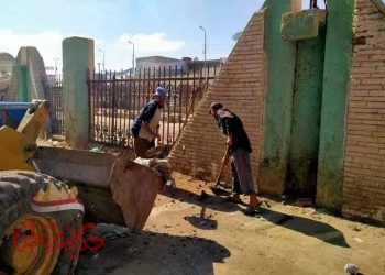 صيانة وتركيب” ٣٠” كشاف، ورفع ” ١٥٥ “طن تراكمات بمركز ومدينة المحمودية