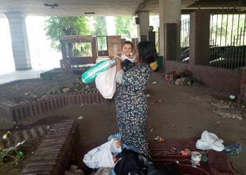 التدخل السريع ينقذ سيدة تفترش كوبري أكتوبر وينقلها لإحدى الدور التابعة لمؤسسة معانا لإنقاذ إنسان