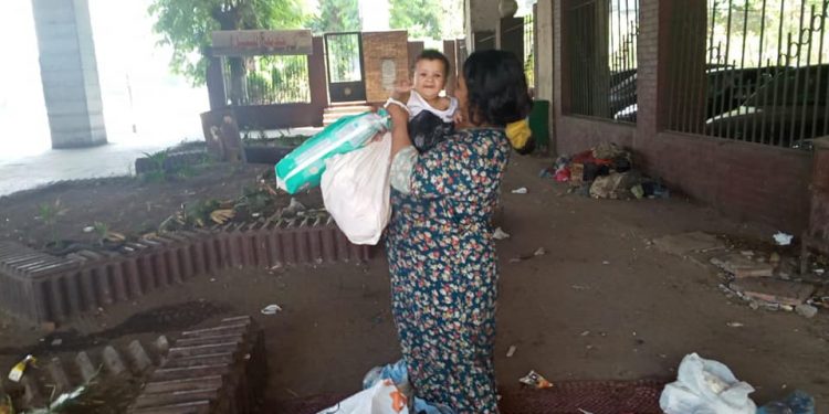 التدخل السريع ينقذ سيدة تفترش كوبري أكتوبر وينقلها لإحدى الدور التابعة لمؤسسة معانا لإنقاذ إنسان