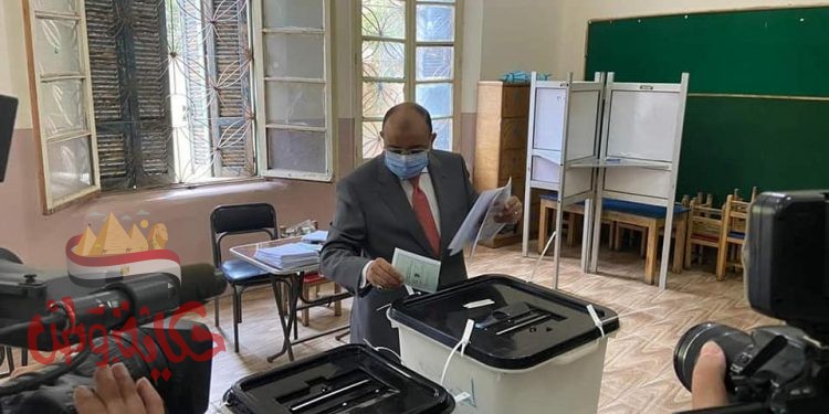 “الشعراوى “يدلي بصوته في انتخابات مجلس الشيوخ بمدرسة الحرية بمصر الجديدة