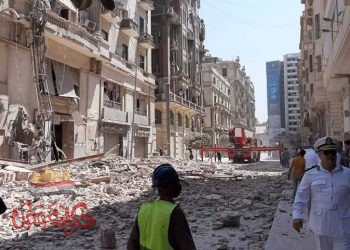 استخراج جثة اخرى من أسفل أنقاض عقار شارع قصر النيل المنهار